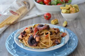 Spaghetti con pomodorini polpo e zucchine a filetti