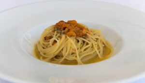 La storia degli spaghetti ai ricci di mare, un piatto diventato oggi di moda