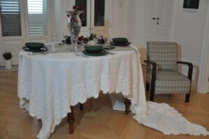 La tavola delle feste, un racconto che parla di casa e tradizioni