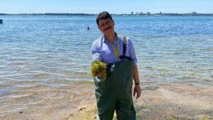 Valentino Russo, l’imprenditore tarantino che alleva le alghe marine per produrre concime