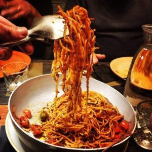 Tornano di moda gli spaghetti all’assassina, Quando, come e chi ha cucinato il famoso piatto barese