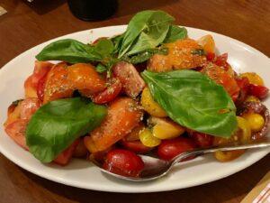 L’insalata di pomodori, un piatto da quindici ingredienti, fate attenzione ai tagli e alle quantità