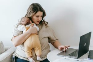 Mamme: le equilibriste dei tempi moderni divise tra lavoro e famiglia