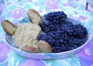 Il piatto della vendemmia: purè di fave e chicchi di uva Primitivo