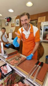 La poesia di un gesto: la salsiccia cruda