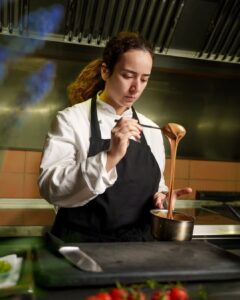 Angela D’Errico, la chef dai tanti talenti divisa tra musica e cucina