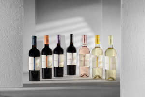 Il consumo del vino cala e le cantine cercano soluzioni. Cantele lancia una nuova linea di vini