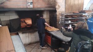 Il forno del 1200 che resiste nel tempo: a Bitonto cento focacce per ogni infornata