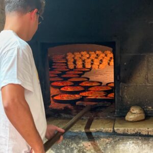 Il forno del 1200 che resiste nel tempo: a Bitonto cento focacce per ogni infornata