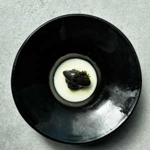 “Bianco e nero”, il piatto identitario di Lo Basso che propone la seppia in quattro consistenze